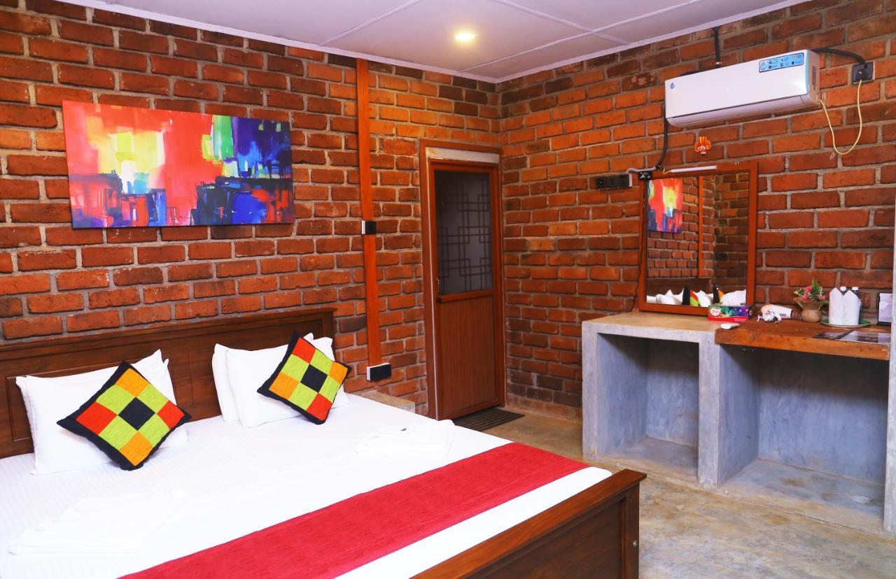 Click Hiriketiya Hotel Dikwella Bagian luar foto