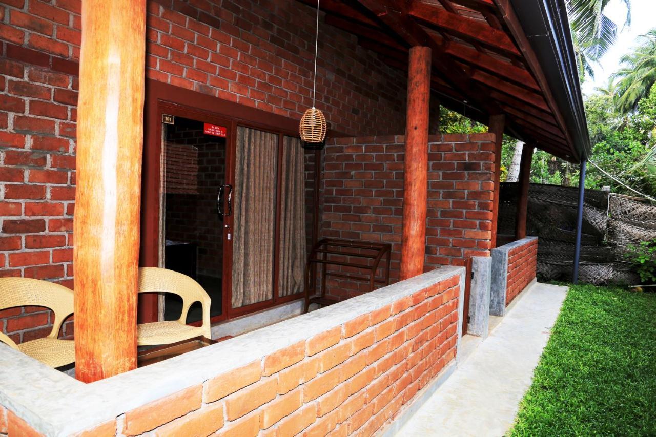 Click Hiriketiya Hotel Dikwella Bagian luar foto