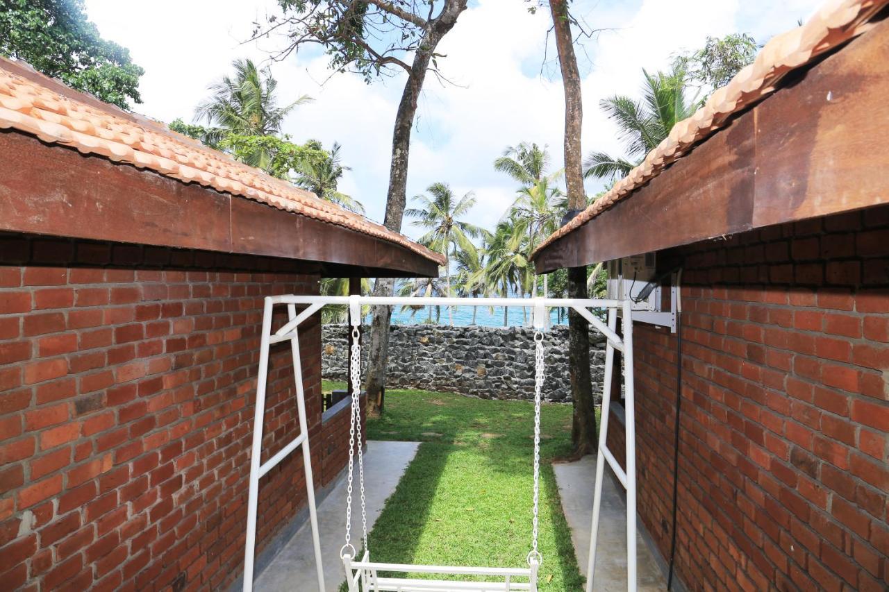 Click Hiriketiya Hotel Dikwella Bagian luar foto