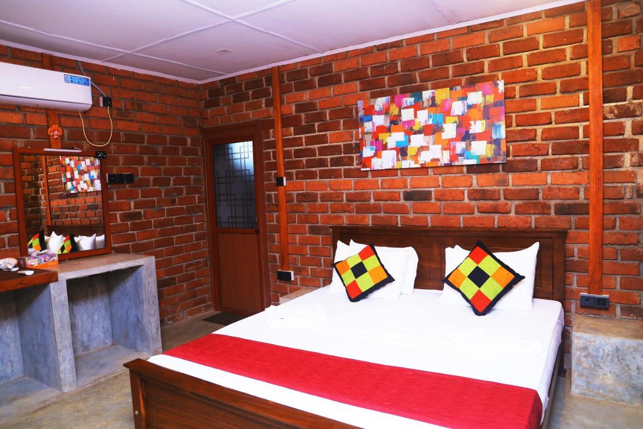 Click Hiriketiya Hotel Dikwella Bagian luar foto