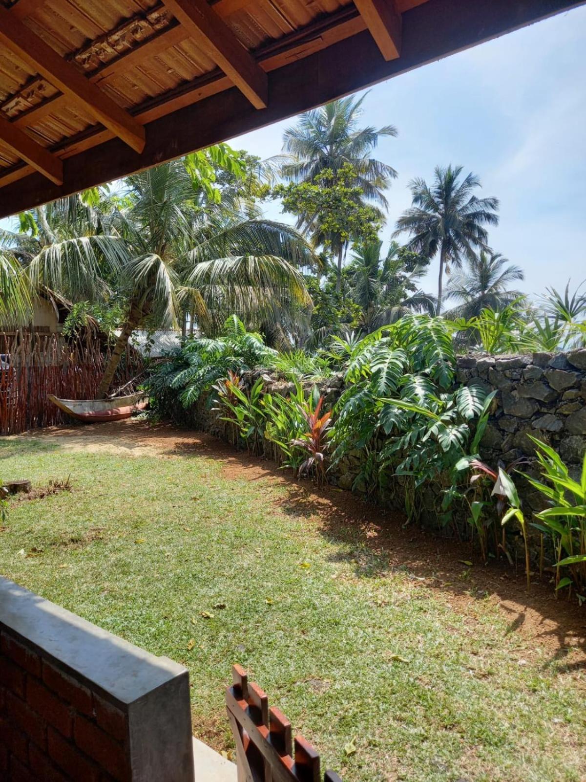 Click Hiriketiya Hotel Dikwella Bagian luar foto