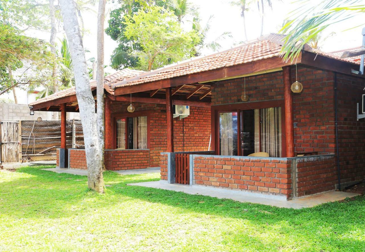 Click Hiriketiya Hotel Dikwella Bagian luar foto